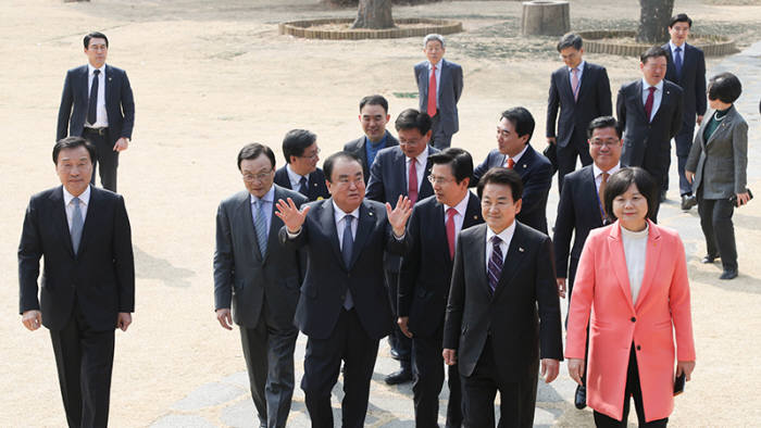 4일 문희상 국회의장과 5당 대표가 초월회 모임을 갖고 현안을 논의했다. 문 의장이 5당 대표들에게 이야기를 하고 있다.