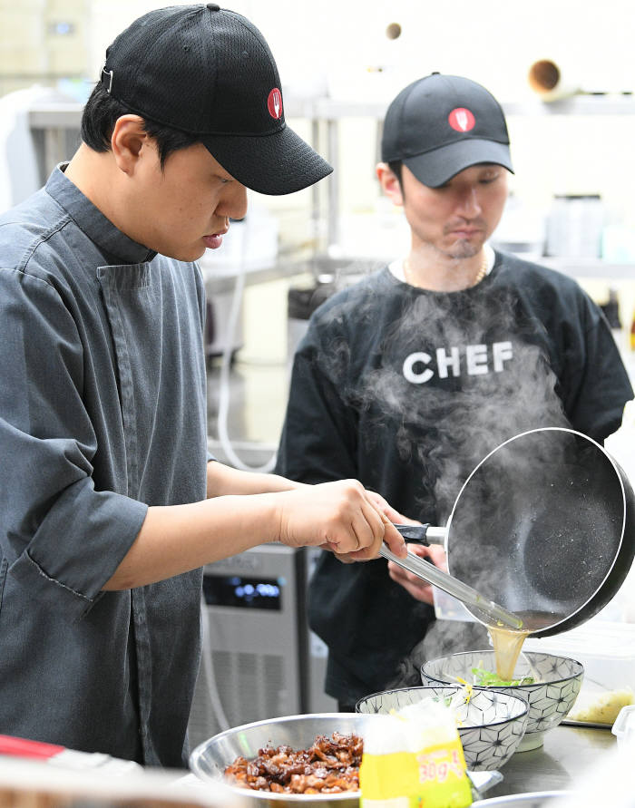 서울 강남구의 공유주방 먼슬리키친에 입점한 오스테키 돈스테키 남해분식 셰프들이 요리를 하고 있다.(사진=전자신문DB)