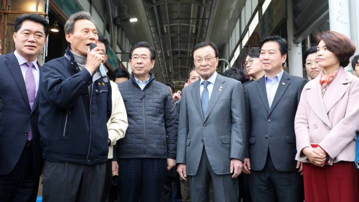 제로페이 확산위해 시장 찾은 홍종학-이해찬-박원순