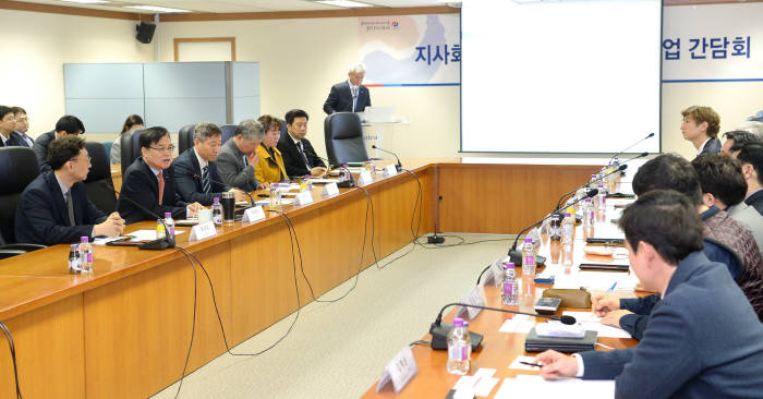 KOTRA(사장 권평오)는 5일 서울 서초구 KOTRA 본사에서 지사화, 공동물류사업 참여기업 간담회를 개최하고, 올해 사업 개편방향을 고객에게 직접 설명하는 자리를 마련했다. 권평오 KOTRA 사장(왼쪽 아래에서 2번째)이 인사말을 하고 있다.