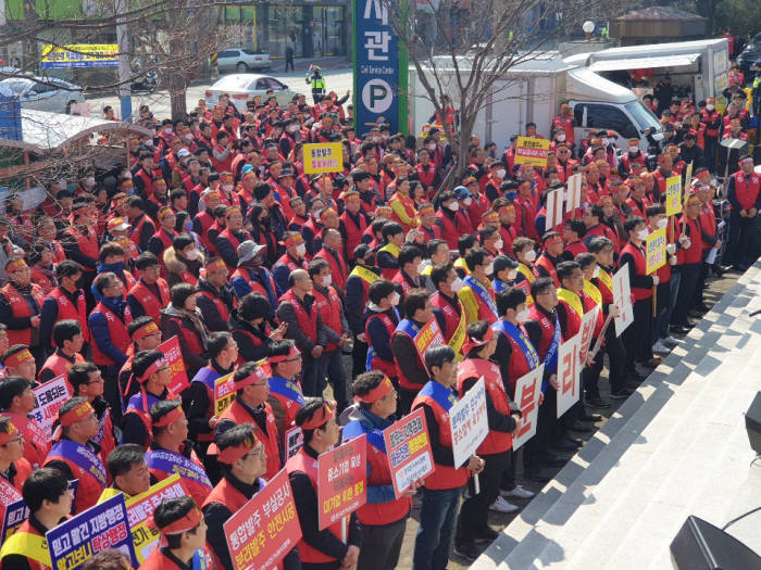 한국정보통신공사협회와 한국전기공사협회, 한국소방시설협회 회원사 임직원 800여명이 7일 목포시청 앞에서 목포 종합경기장 건립공사 통합발주 규탄 및 분리발주 촉구 궐기대회를 개최했다.