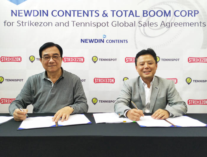 김효겸 뉴딘콘텐츠 대표(사진 오른쪽)와 쟈니 쉐 토탈붐코퍼레이션 대표가 최근 중국 동관에서 스크린야구 및 테니스 시뮬레이터 독점 총판 계약을 체결한 뒤 기념촬영하고 있다. 사진출처=뉴딘콘텐츠