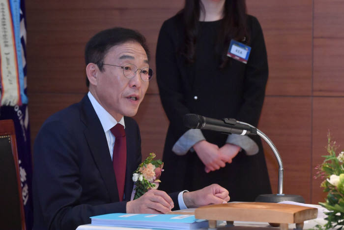 11일 서울 상암동 전자회관에서 열린 한국전자정보통신산업진흥회 정기총회에서 김기남 삼성전자 부회장이 제19대 회장으로 취임했다.
 박지호기자 jihopress@etnews.com