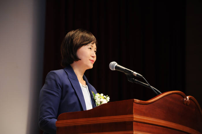 11일 오송 보건의료행정타운에서 열린 취임식에서 이의경 신임 식약처장이 취임사를 하고 있다.