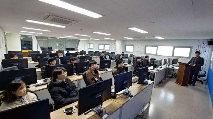 한국IT직업전문학교는 고등학생을 대상으로 진로체험 프로그램을 무료 진행한다.