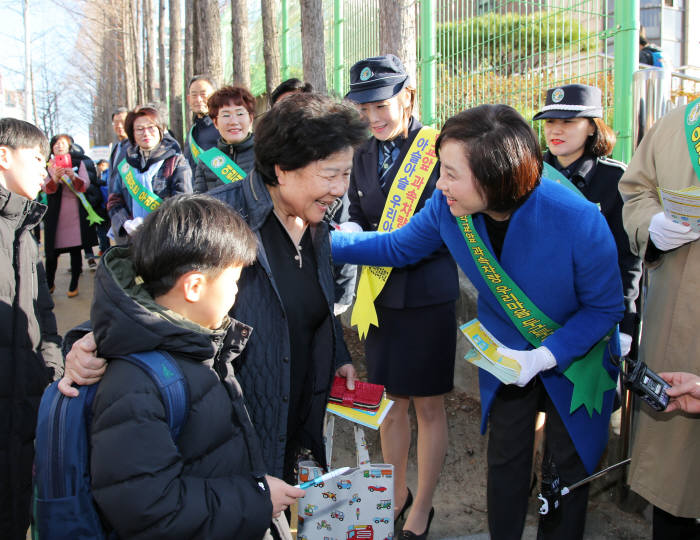 유은혜 부총리가 14일 대전 서구 탄방초등학교 주변 통학로에서 학생들이 안전하게 통학할 수 있도록 교통지도에 참여했다.