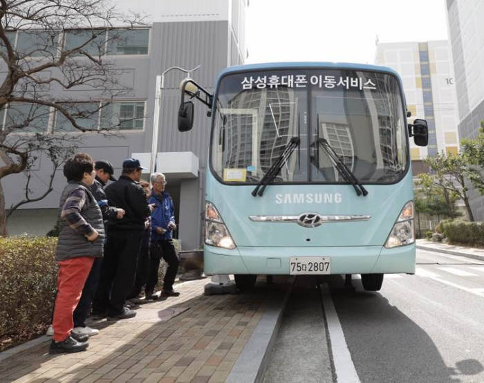 휴대폰 점검 장비를 탑재한 삼성전자 서비스 이동버스