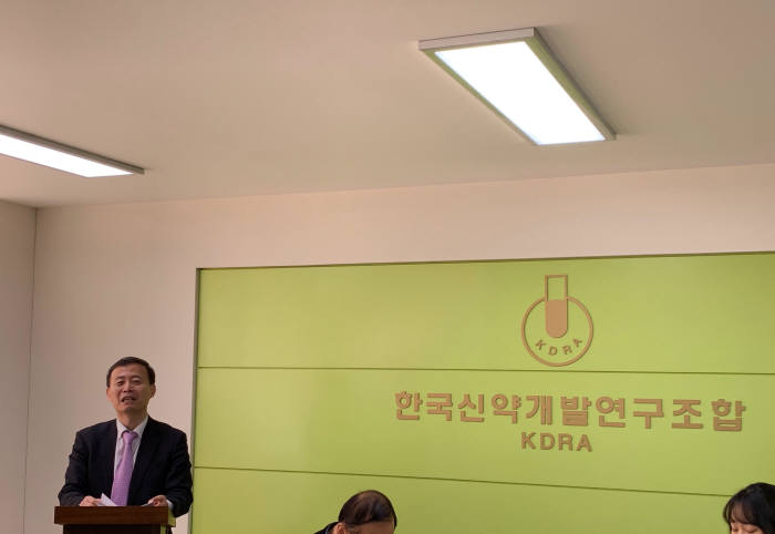 여재천 한국신약개발연구조합 전무는 19일 한국신약개발연구조합에서 열린 기자간담회에서 발언하고 있다