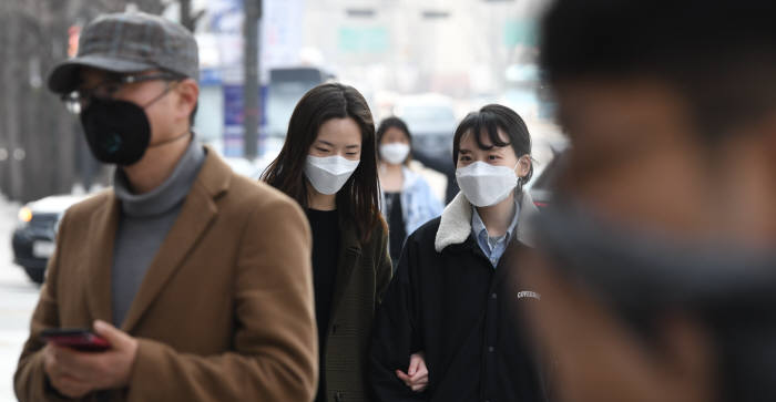 미세먼지 농도 매우 나쁨 수준의 서울 광화문 버스정류장. 김동욱기자 gphoto@etnews.com