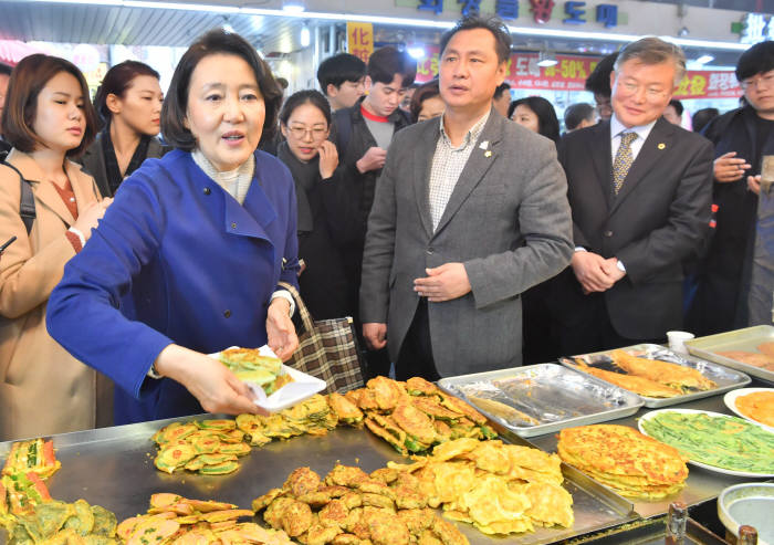 전통시장 찾은 박영선 중소벤처기업부 장관 후보자