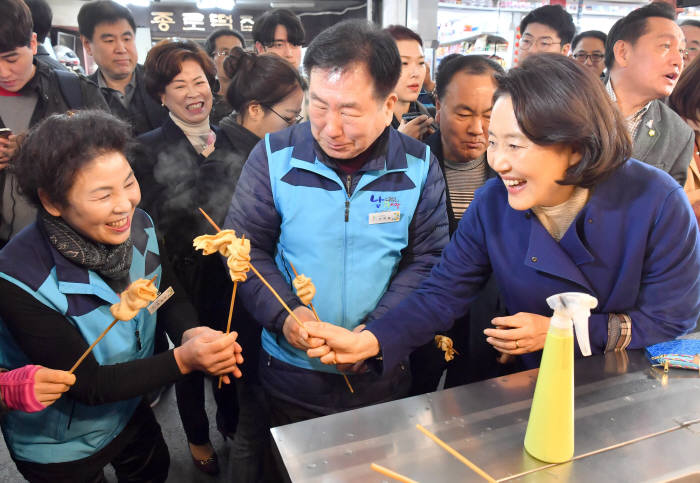 전통시장 찾은 박영선 중소벤처기업부 장관 후보자