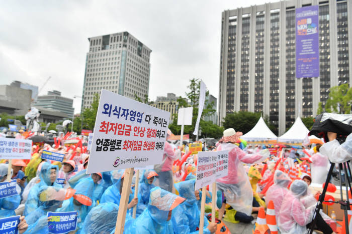 최저임금 인상 영향 고용부 첫 분석결과...도소매·음식숙박업 고용 감소 '영향'