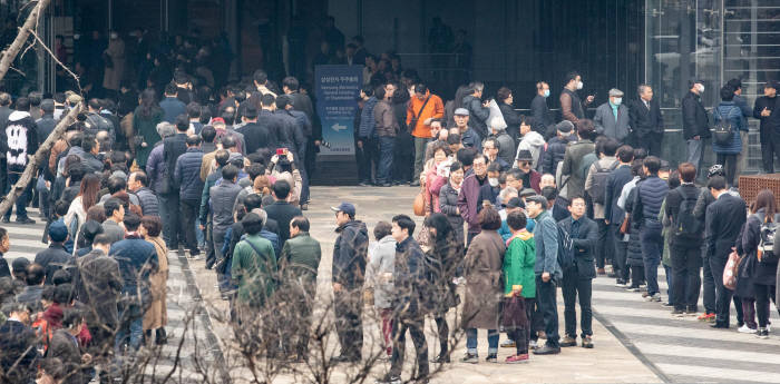 게임업계 주주총회가 시작된다. 사진은 20일 삼성전자 주주총회에 참석하기 위해 길게 늘어선 주주들 (사진=이동근기자 foto@etnews.com)