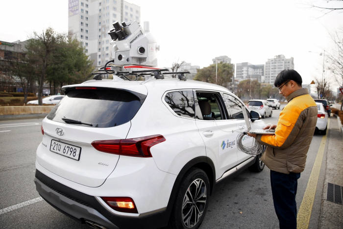 LX 직원이 디지털트윈 기반 스마트시티 구축을 위해 첨단장비 MMS( 이동형 도면화 시스템 , Mobile Mapping System) 를 이용해 전주시의 3차원 데이터를 취득하고 있다. 사진:LX