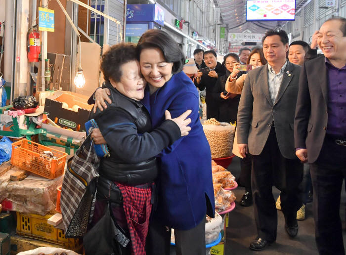 박영선 중소벤처기업부 장관 후보자가 20일 오전 서울 구로구 남구로시장을 방문해 상인들과 만나고 있다. 박지호기자 jihopress@etnews.com