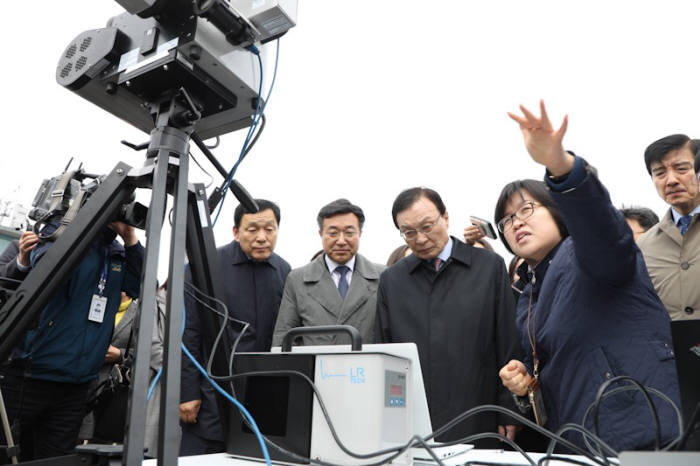 이해찬 더불어민주당 대표 등 지도부가 21일 오전 경기 안산스마트허브전망대를 찾아 환경부 관계자로부터 미세먼지 측정 방법에 대해 설명을 듣고 있다.