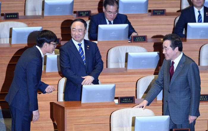 경제분야 대정부질문 참석한 이 총리