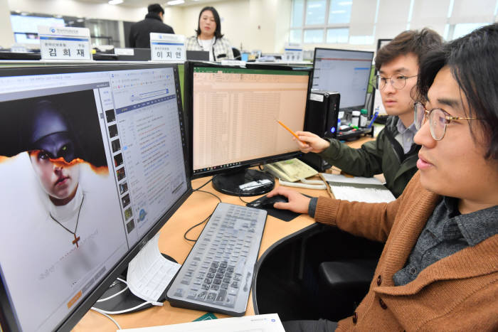 서울 상암동 한국저작권보호원 온라인 보호팀에서 웹하드상의 불법 저작물 모니터링을 하고 있다. 박지호기자 jihopress@etnews.com