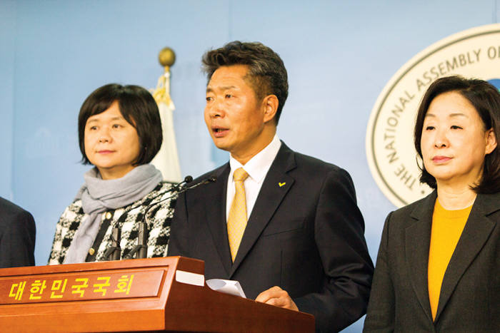 여영국 정의당 후보자(가운데)