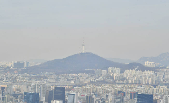 미세먼지로 둘어쌓인 서울 남산 모습.(전자신문 DB)