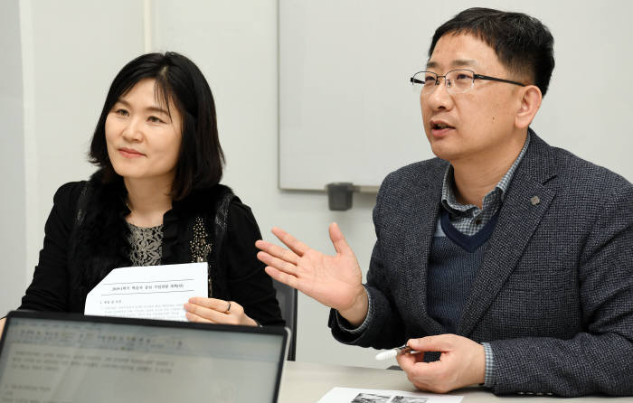 이상호 한국산업기술대학교 교수학습지원센터장(오른쪽)과 김난희 연구교수가 4차 산업혁명 혁신선도대학 청사진을 제시했다.