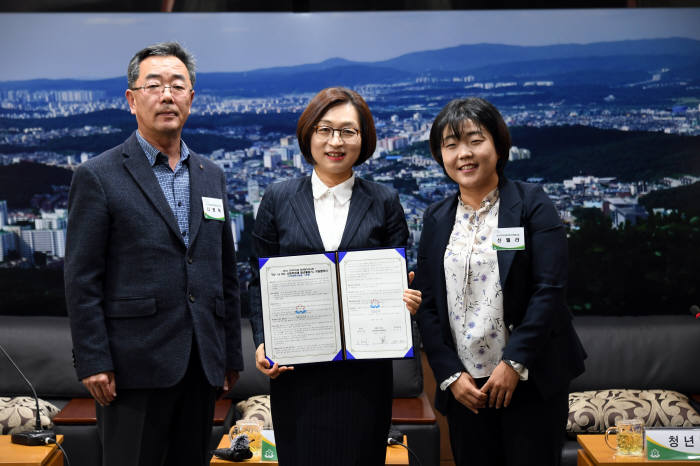 은수미 성남시장(가운데)이 성남시 사회적경제 청년활동가 사업 추진에 관한 업무 협약식에서 기업대표 및 청년대표와 기념촬영했다.