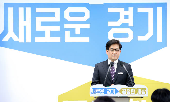 26일 오전 경기도청 브리핑룸에서 이종수 경기도 도시주택실장이 2019년 경기도 주거종합계획에 대한 기자회견을 하고 있다.