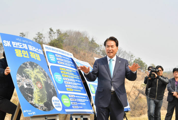 백군기 용인시장이 27일 경기도 용인시 처인구 용인시 축구센터에서 SK하이닉스 반도체 클러스터 용인 확정 관련 언론 브리핑을 하고 있다. 백 시장은 “국가의 미래를 위해 통 큰 결단을 내려준 문재인 정부와 SK그룹, 105만 용인시민, 경기도지사와 관계자, 지역 정치지도자, 언론인에게 감사의 마음을 전한다”며 “SK반