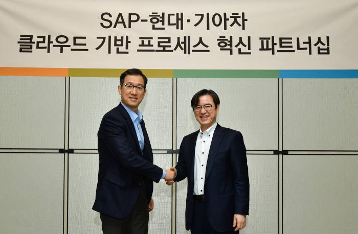 서정식 현대ㆍ기아차 ICT본부장(왼쪽)과 이성열 SAP 코리아 대표가 악수하고 있다.