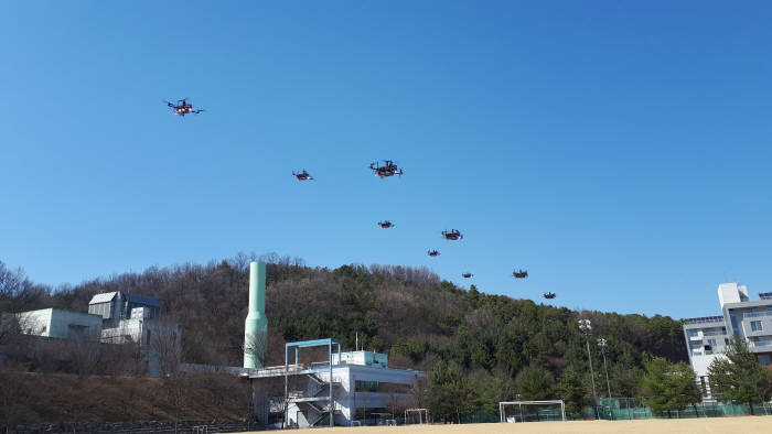 항우연 개발 군집비행 기술을 적용한 드론 10대가 공중에서 대형을 이룬 모습. RTK-GPS로 위치 정확도를 높여 위치 오차가 거의 없다.