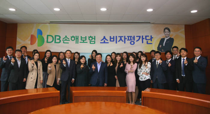 김정남 DB손해보험 사장(왼쪽 7번째)과 신임자문위원 이기연 교수(왼쪽 5번째), 소비자평가단 패널을 비롯 임직원들이 발표회가 끝난 후 기념촬영했다.