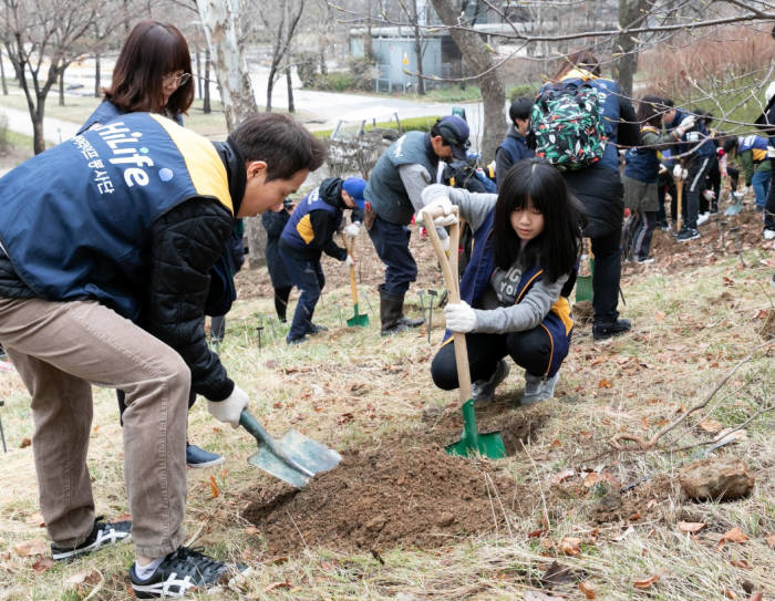 현대해상 임직원 및 가족 150여명이 지난 30일 서울 성동구 서울숲 공원에서 친환경 봉사 희망 한 그루 활동을 진행했다.