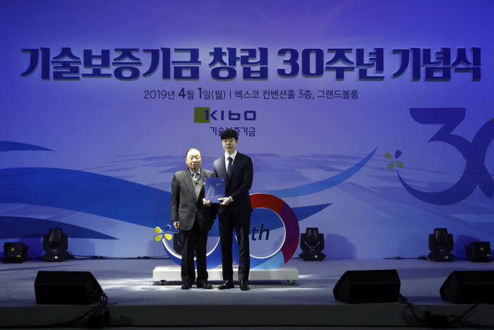 1일 부산 벡스코에서 열린 기술보증기금 창립 30주년 기념식에서 봉정식 초대 기보 이사장(왼쪽)과 신입직원이 함께 사진을 찍고 있다.