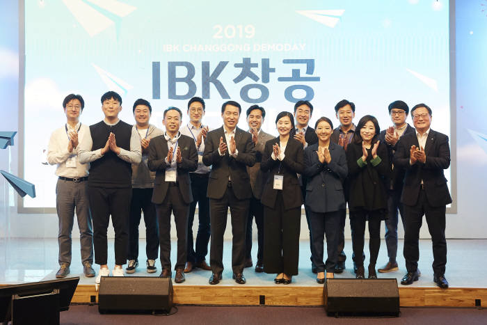 3일 을지로 IBK파이낸스타워에서 2019 IBK창공 데모데이(Demo Day)를 마치고 최석호 기업은행 기업고객그룹 부행장(앞줄 오른쪽에서 다섯번째)과 IBK창공 구로 1기 육성기업 대표가 기념촬영했다.