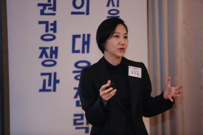 4일 서울 중구 롯데호텔에서 진행된 한국생산성본부(KPC) 최고경영자(CEO) 북클럽에서 김지윤 박사가 미중 패권 경쟁과 한국의 대응 전략에 대해 강의하고 있다.