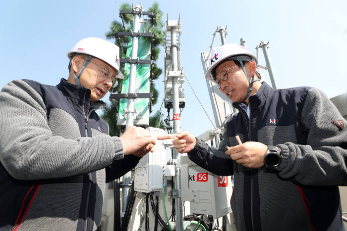 황창규 KT 회장(왼쪽)이 광화문 일대 5G 기지국이 구축된 곳을 방문해 네트워크 구축 현장을 살펴보고 있다.