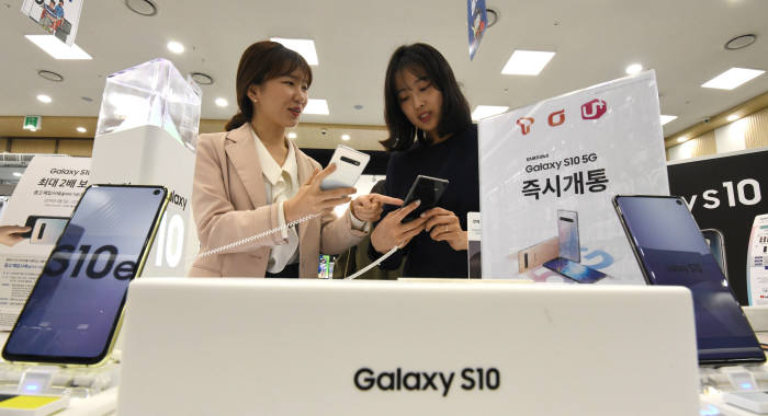 5G 개통 첫 주말, 이동통신사 공시지원금 50만원대로 늘려 과열 양상