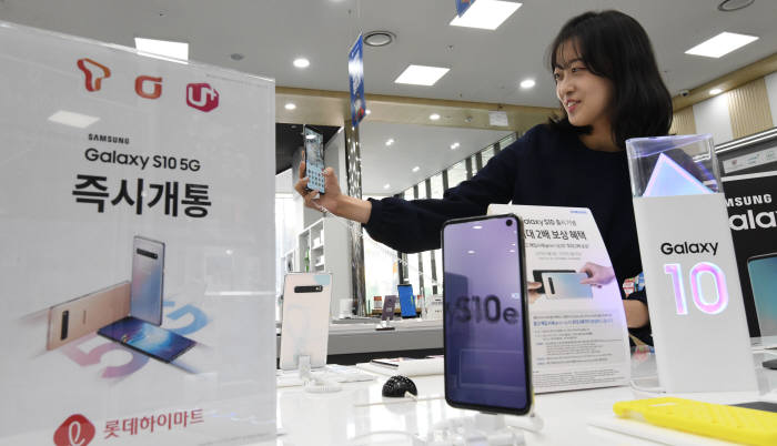 5G 개통 첫 주말, 이동통신사 공시지원금 50만원대로 늘려 과열 양상