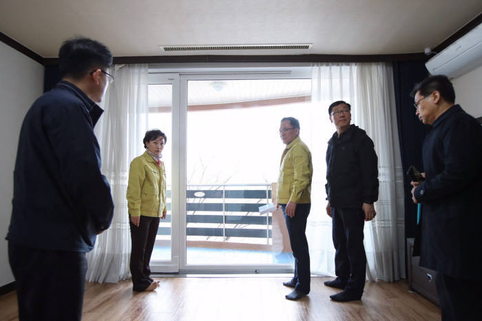 김현미 장관(왼쪽 두번째)은 5일 이재민들이 임시거처로 사용하게 될 한국토지주택공사의 연수시설을 방문하여 둘러본 뒤, 평창 미디어촌에 소재한 모듈러 주택을 점검했다.