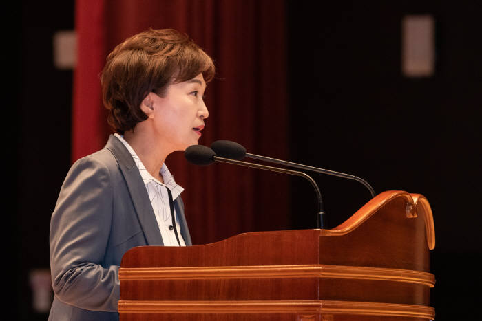 김현미, "임기 연장 아닌 문재인 정부의 두번째 국토부 장관"