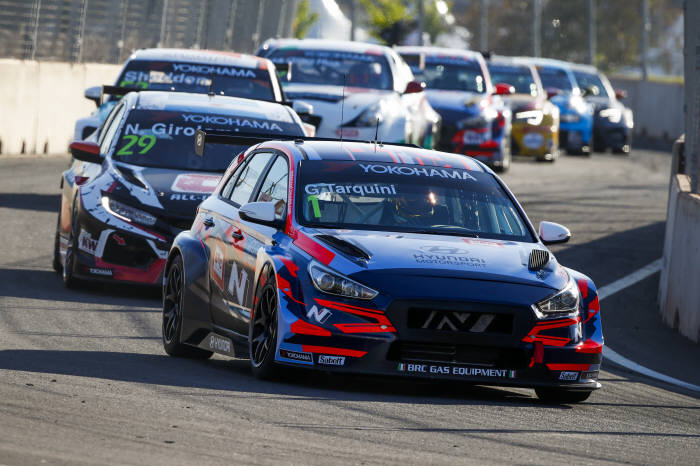 지난 5일부터 7일까지 개최된 2019 WTCR 대회 개막전 경기에서 현대자동차의 고성능 경주차 i30 N TCR이 주행하고 있다.