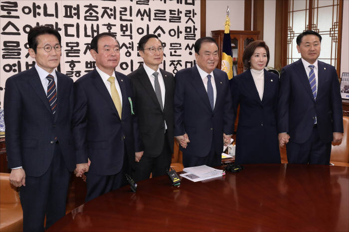 여야 원내대표단, 10~13일 중국 상하이 방문해 임시정부 100주년 기념...LGD 공장, 자율차 시험장도 시찰