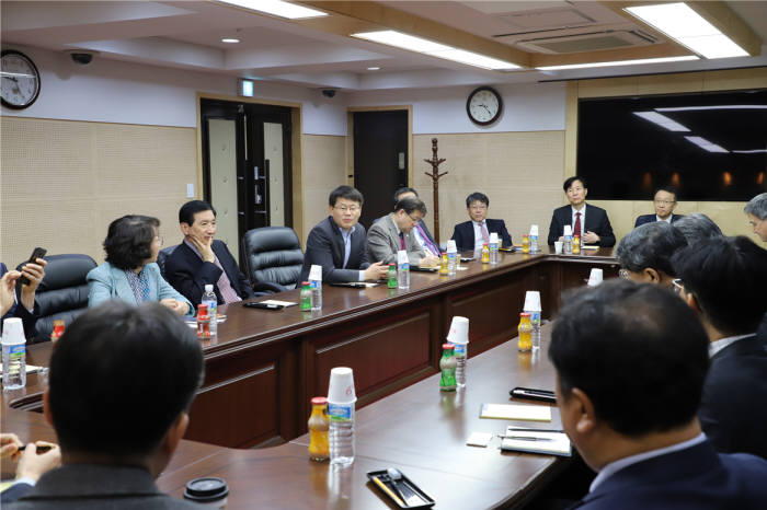 과학기술계가 진행한 강원도 산불 피해복구 및 예방 대책 관련 긴급 논의 모습