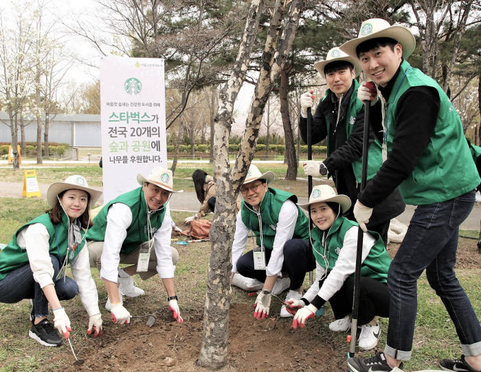 송호섭 스타벅스 대표이사(왼쪽 두번째)와 스타벅스 파트너 및 협력사 임직원이 서울숲 화단 환경 정비 봉사활동을 전개하고 있다