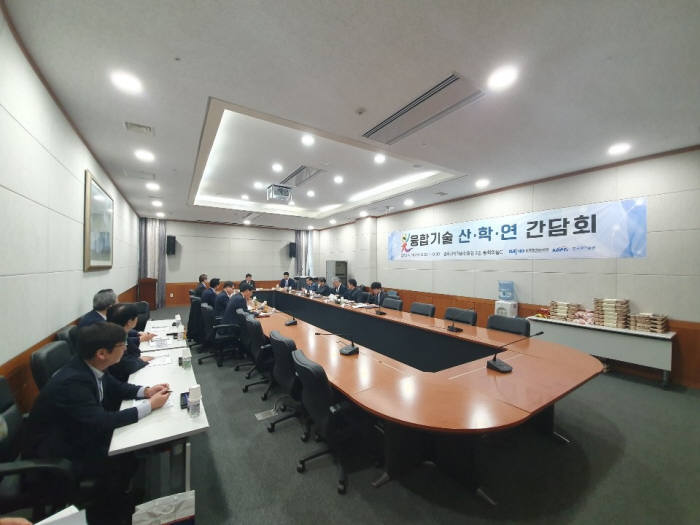 산업통상자원부는 10일 광주과학기술진흥원 국제회의실에서 광융합기술 산학연 간담회 및 세미나를 개최했다.