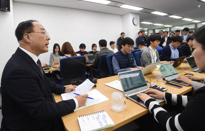 홍남기 경제부총리 겸 기획재정부 장관이 기자간담회에서 발언하고 있다.