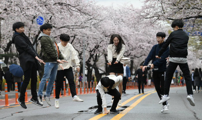 꽃비 내리는 벚꽃 속으로