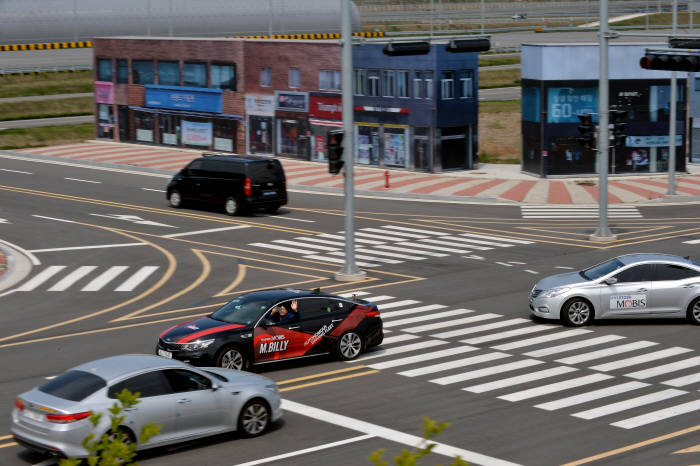 서산 주행시험장 내 첨단시험로 교차로에서 좌회전 중인 현대모비스 자율주행 실험차 M.BILLY (제공=현대모비스)