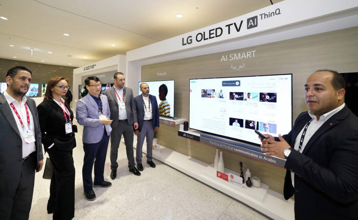 LG전자는 9일부터 11일까지 중동?아프리카의 주요 거래선, 외신기자 등 약 200명을 한국으로 초청해 LG 이노페스트를 열었다. LG 이노페스트 참가자들이 올레드 TV 등 프리미엄 가전을 체험하고 있다.