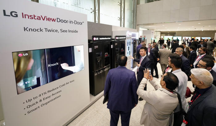 LG전자는 9일부터 11일까지 중동?아프리카의 주요 거래선, 외신기자 등 약 200명을 한국으로 초청해 LG 이노페스트를 열었다. LG 이노페스트 참가자들이 똑똑 두드리면 안쪽이 보이는 인스타뷰 냉장고 등 프리미엄 가전을 체험하고 있다.
